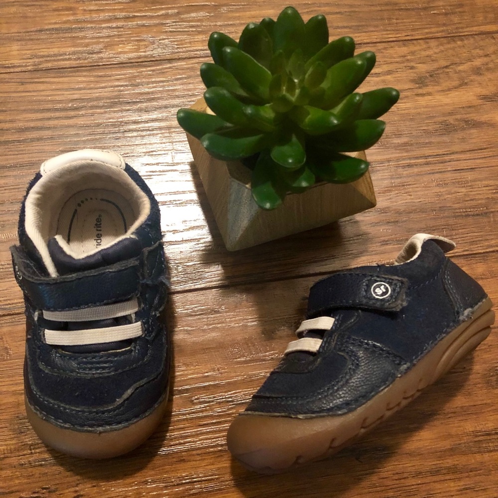 Tennis shoes